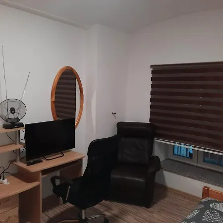 - - Centre *